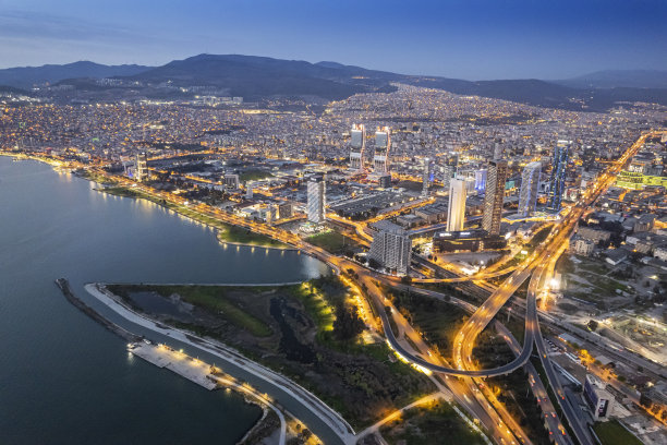 Bayrakli / Izmir摩天大楼的无人机视图。土耳其伊兹密尔新市中心。图片下载