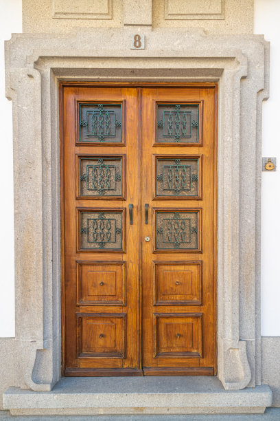 厚重的木门入口棕色经典的大木门图片下载