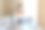 年轻女子在床上用笔记本电脑专心工作图片下载