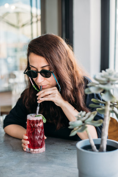 女人喝有机自制芙蓉冰茶薄荷图片下载