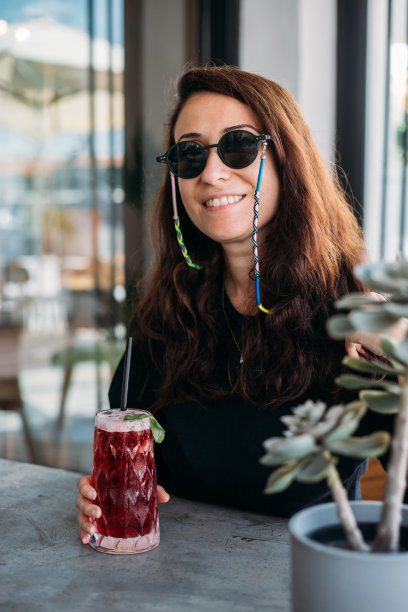 女人喝有机自制芙蓉冰茶薄荷图片下载