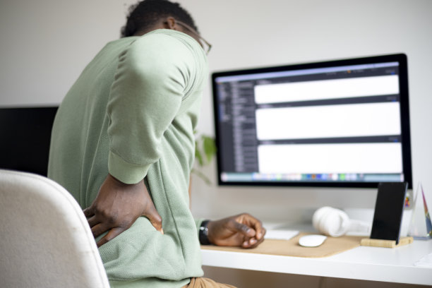 自由职业者在家背有点问题图片下载