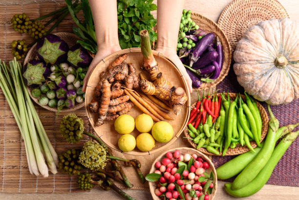 来自泰国当地农贸市场的有机东南亚蔬菜和香料图片下载