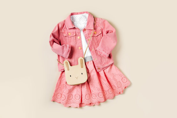粉色牛仔夹克，白色t恤和可爱的裙子。时尚的儿童套装。一套儿童服装和配件的女孩图片下载