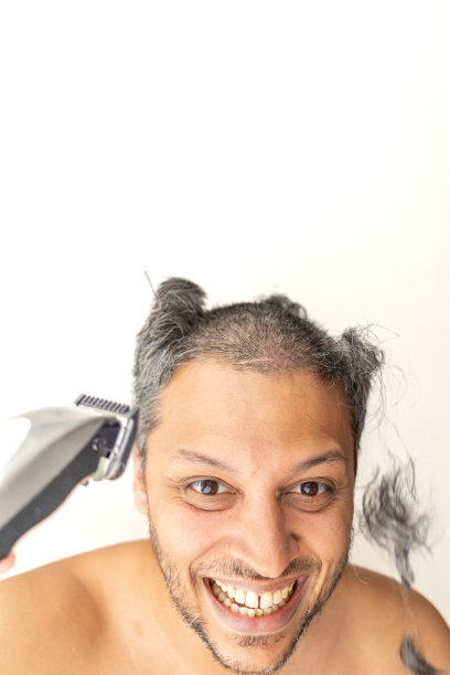 英俊的白发男子正在剪发。图片下载