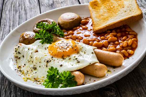 英式早餐:煎蛋、培根、烤面包和香肠图片下载