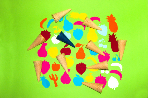 绿色底色搭配各种彩色纸水果和冰淇淋筒，创意夏日设计，新鲜健康食品图片下载