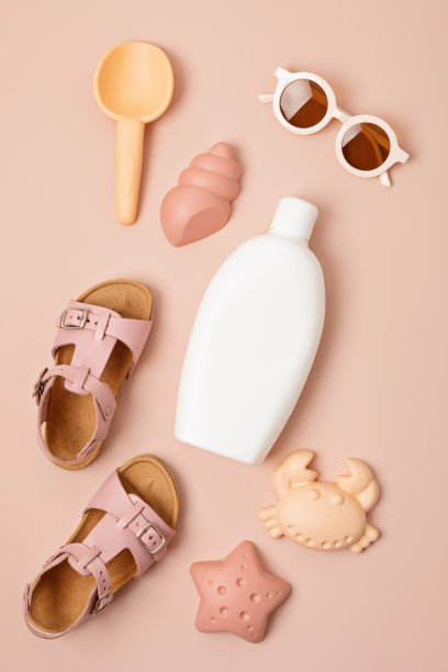 孩子夏天的配件和防晒瓶阳光假期图片下载