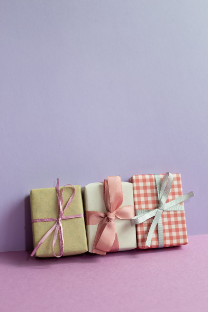 礼品盒放在紫色的桌子上。紫色的背景墙。本空间图片下载