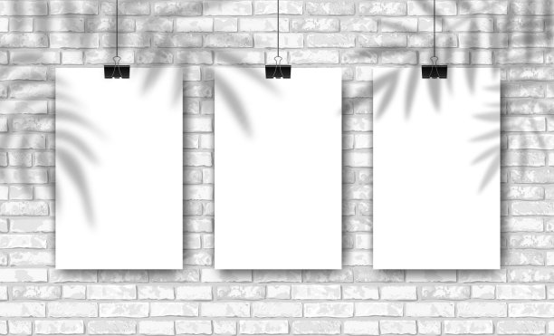 矢量模型与三个空的白色垂直海报在白色砖墙背景和手掌阴影覆盖。潮流组合勃朗空间框架背景网页组合，海报模拟，广告图片下载