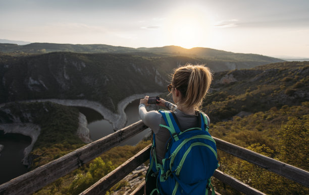 年轻的徒步旅行者拍摄峡谷的照片图片下载
