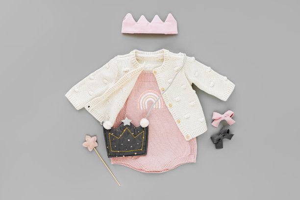 粉色紧身衣，针织套头衫，童装手提包，棉质皇冠和魔棒。这套婴儿衣服和配件的灰色背景。时尚的孩子的衣服。平铺，俯视图图片下载