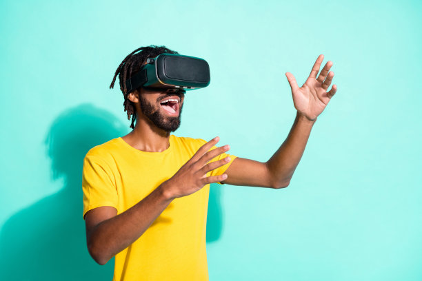 年轻的快乐兴奋疯狂的好心情的照片非洲人看copyspace在vr眼镜孤立的蓝绿色背景图片下载