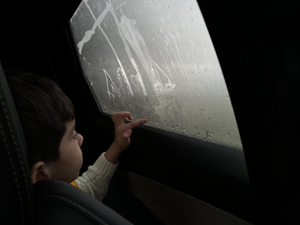 一个孩子用手指在雾蒙蒙的玻璃上画了一颗心图片下载