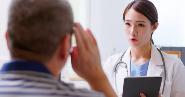 医生诊断病人图片下载