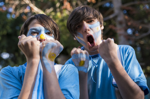 朋友们在比赛中为阿根廷足球队加油。图片下载