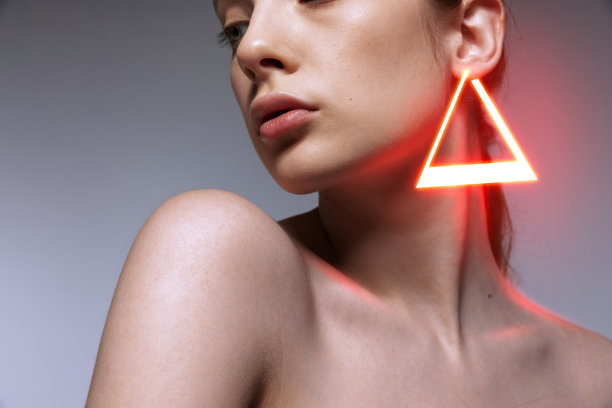 年轻迷人的女孩的创意肖像与时尚的霓虹灯配件，珠宝孤立在灯光背景。美的概念，数码时尚的风格，创意图片下载