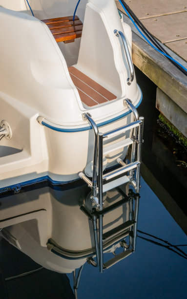 水上摩托艇游泳梯台阶的倒影，都柏林郡图片下载