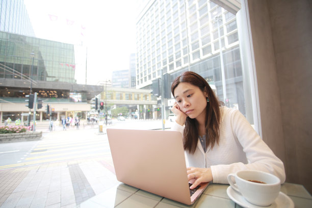 在咖啡馆用笔记本电脑工作的女人图片下载