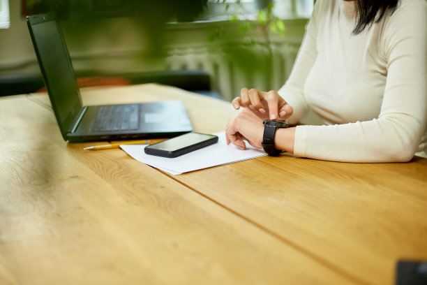 无法辨认的女人使用智能手表，自由职业者女性与智能手表图片下载