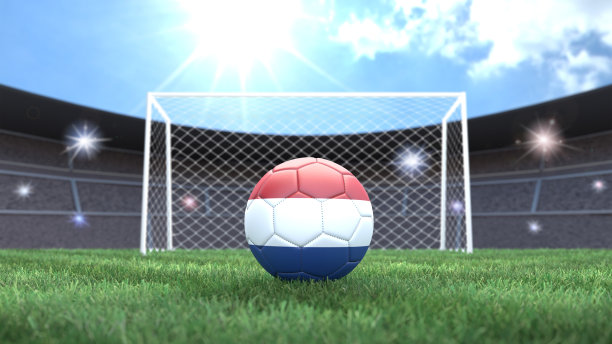 足球国旗的颜色在明亮的阳光球场背景。荷兰。图片下载