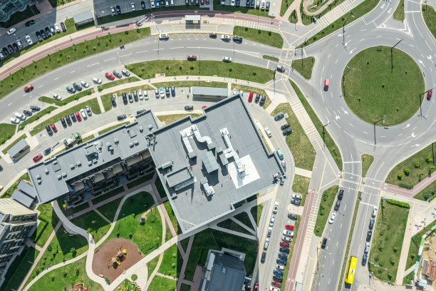 郊区住宅区的环形路口。鸟眼视图。图片下载