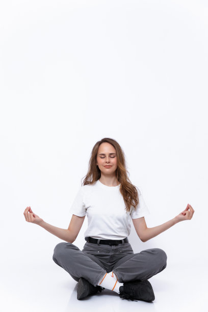 穿着白色t恤和灰色牛仔裤的棕色头发的女孩图片下载