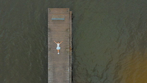 女孩躺在木墩上图片下载