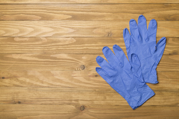 蓝色乳胶手套在木制背景图片下载