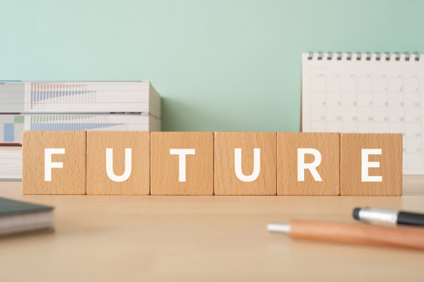 带有“FUTURE”文字概念的木块、笔、笔记本和书籍图片下载