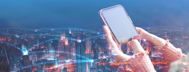 双曝光数字网络城市与女性手使用智能手机图片下载