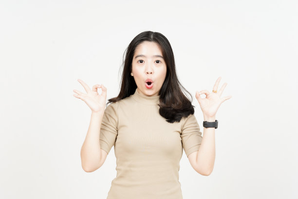 在白色背景上显示美丽的亚洲女人被孤立的迹象图片下载