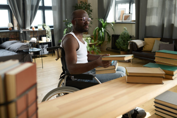 残疾人选择书籍阅读图片下载