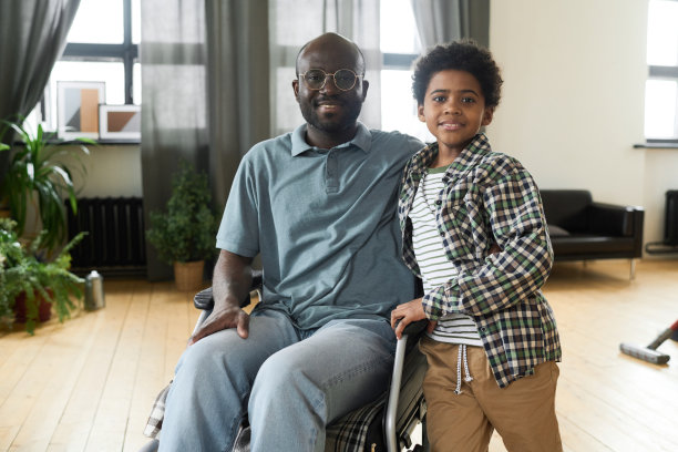 快乐的父亲和他的儿子图片下载