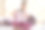 小女孩在家里玩古董相机图片下载