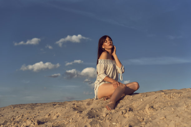 阳光明媚的夏日里，年轻的黑发女子图片下载