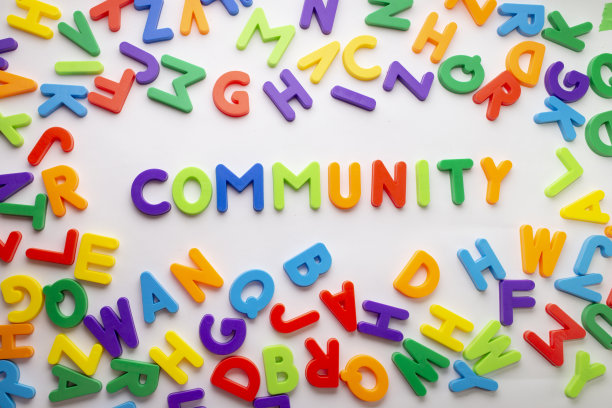 一组彩色字母组成了“社区”这个词的中心。图片下载