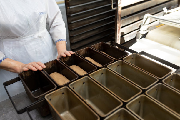 为烤面包填充金属模具。工业烘焙自动化生产线。图片下载