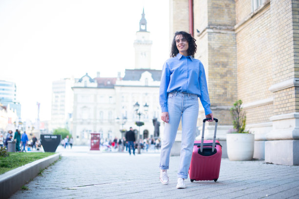 度假的年轻女子图片下载