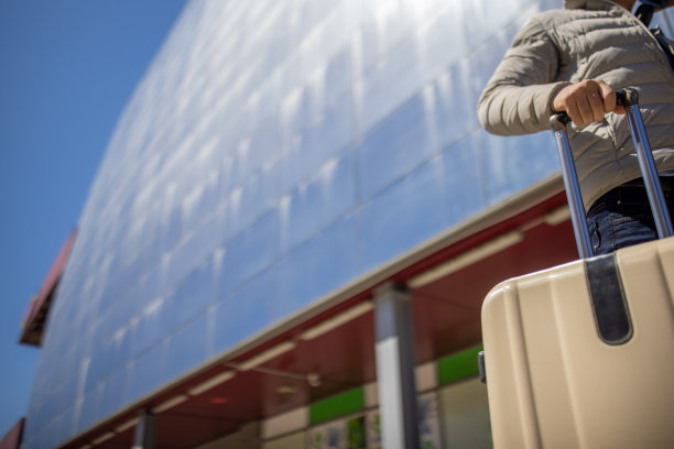 陌生男子带着行李旅行图片下载