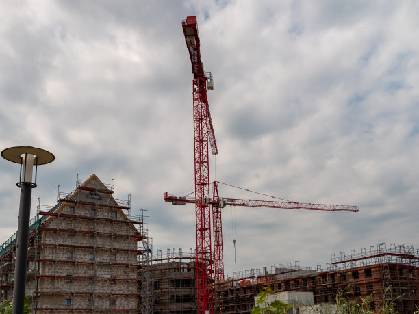 建筑和塔吊。图片下载