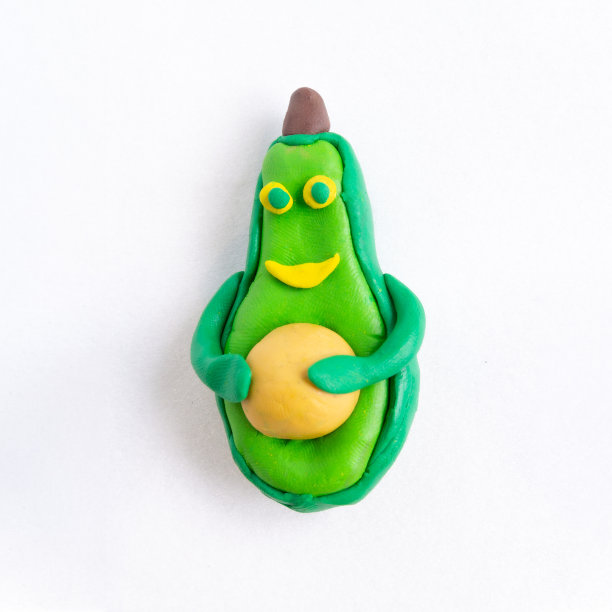 橡皮泥制作的牛油果雕像。角色的概念。图片下载