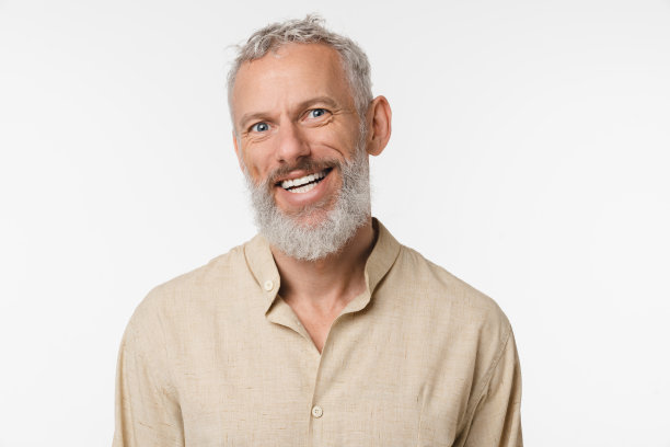 英俊的高加索成熟中年男子在衬衫微笑与牙齿微笑看着相机孤立在白色背景图片下载