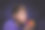 一个浅棕色头发的白人少年，穿着一件紫色的运动t恤，在一个孤立的背景上嚼着一个红黄相间的大苹果，手里拿着图片下载