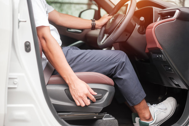 上路前用手调整座椅。人体工程学和安全运输理念图片下载