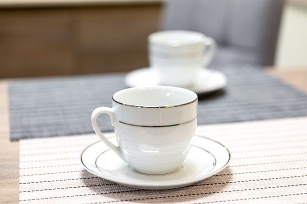 施工现场的施工起重机，完工的建筑和项目各阶段实施的时间表。建筑行业规划概念图片下载