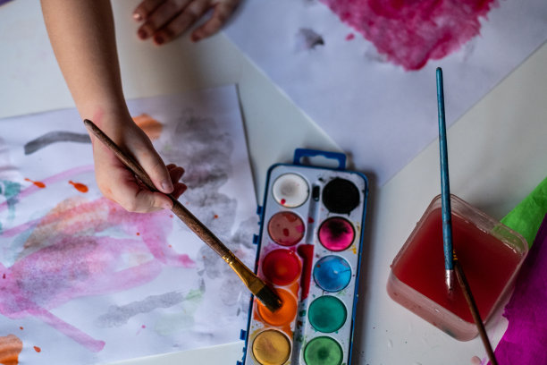 近手握画笔图片下载