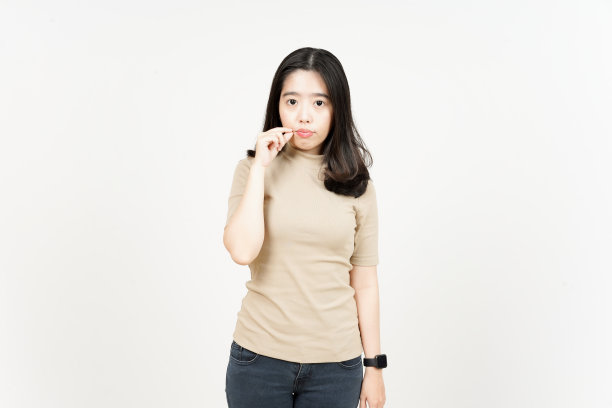 闭口的美丽亚洲女人孤立在白色背景图片下载