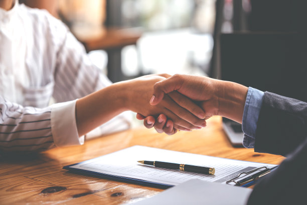 图片牵手商务合作伙伴，约定买卖房地产，洽谈国际创业投资合同，洽谈愿景，投资谋利图片下载