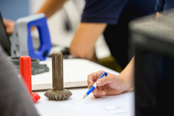 工程师检查技术部件清单图片下载